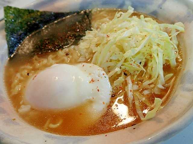 キャベツと温泉卵と海苔のピリ辛味噌ラーメン