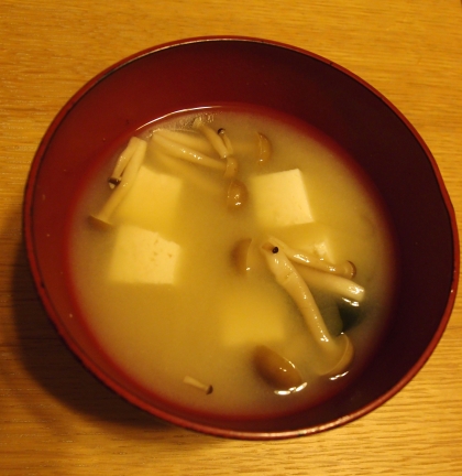 ぶなしめじと豆腐の味噌汁