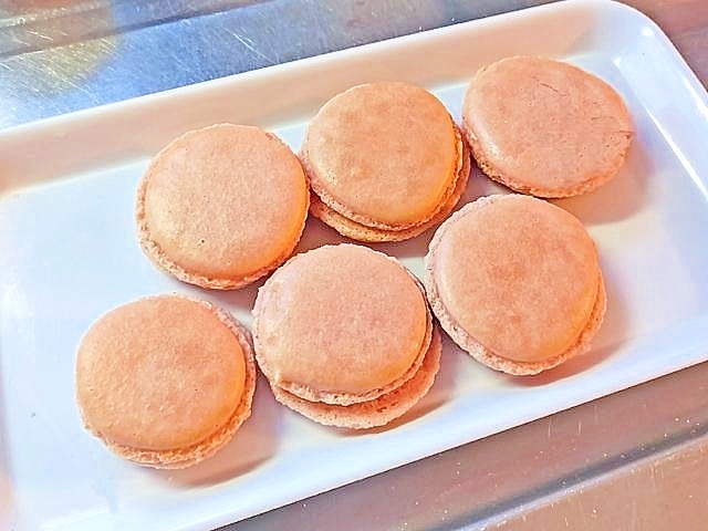 ピンク色のシンプルなマカロン!中身は苺あんバター♪