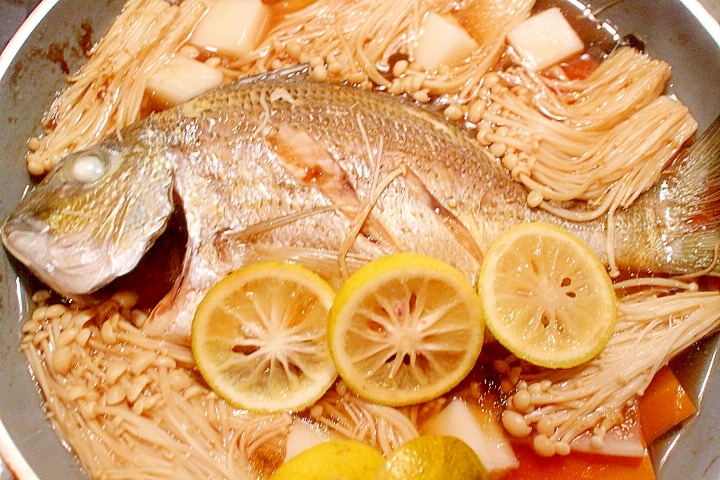 フライパンで手軽に煮魚♪鯛の和クアパッツァ