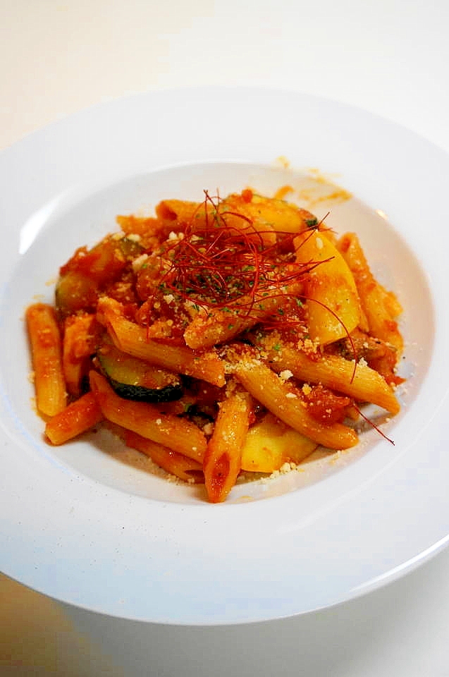 シーフードと夏野菜で一層美味!ペンネアラビアータ