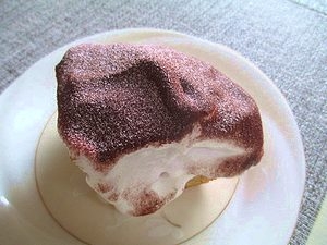 こんにちは（u u）　ケーキを焼いたのでティラミスに変身させました♡　ココアパウダーに砂糖を混ぜているのを使っています。　まさにティラミスですね美味しい～＾＾*