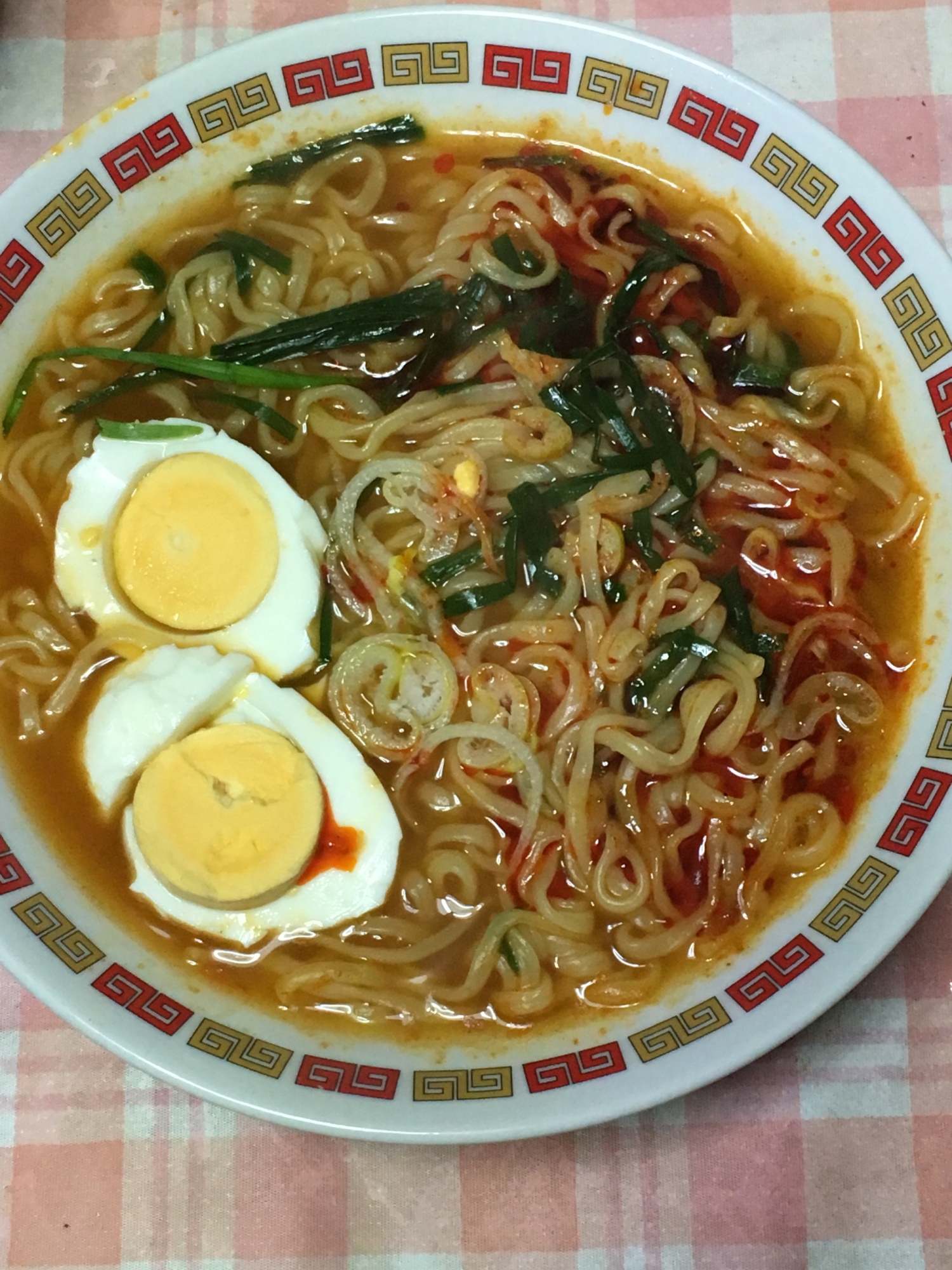 にら、ネギ、ゆで卵の辛いラーメン
