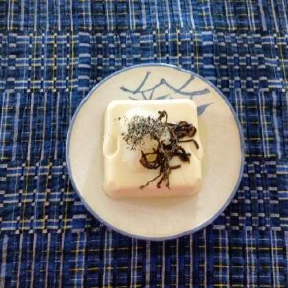 大根おろしと塩昆布と黒ごまの冷奴