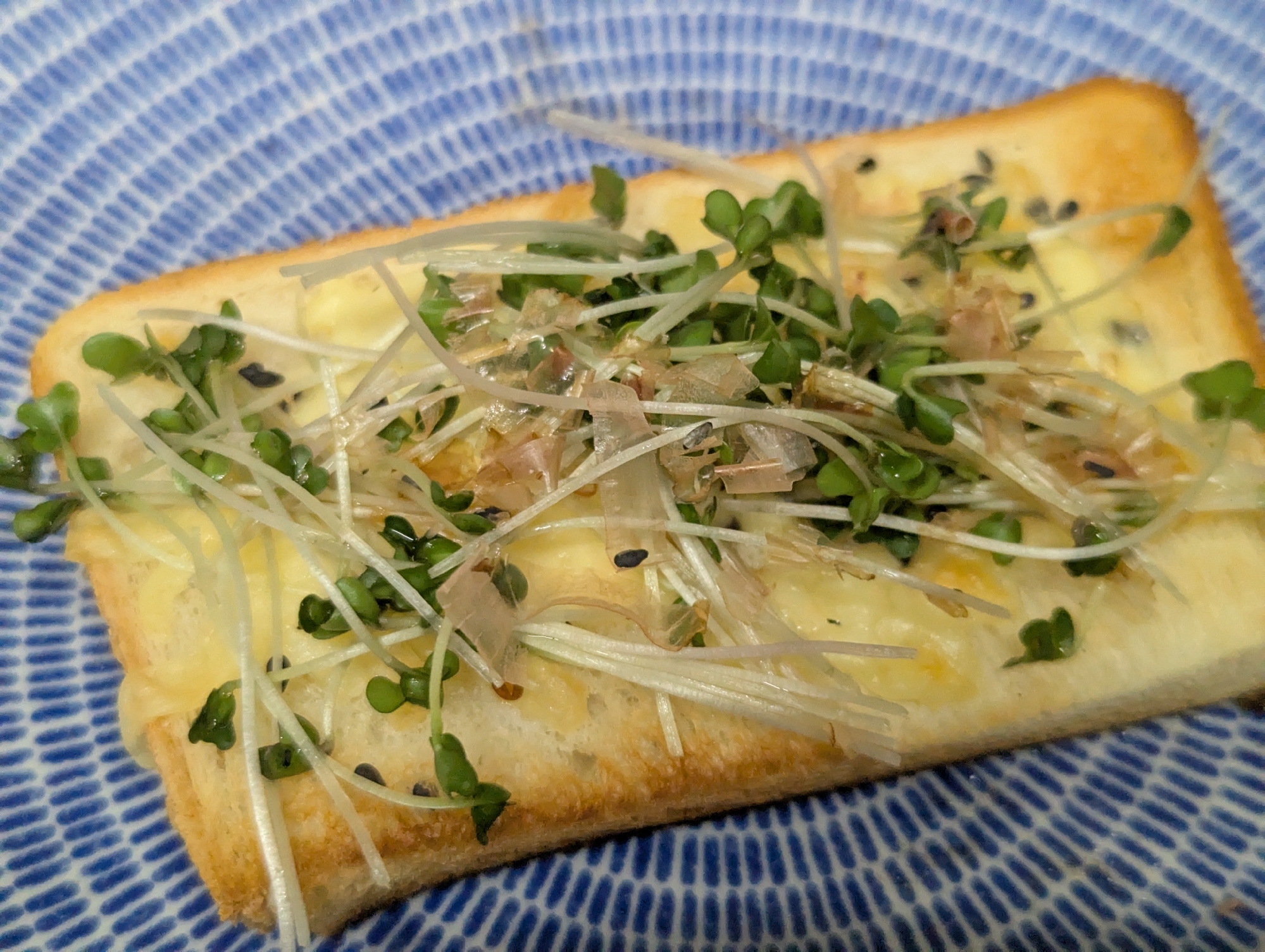 スプラウトとおかかのチーズトースト