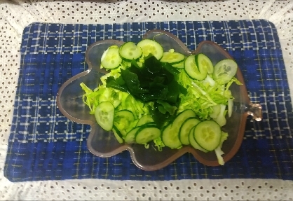 キャベツときゅうりとわかめのサラダ
