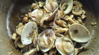 ハマグリのアヒージョ