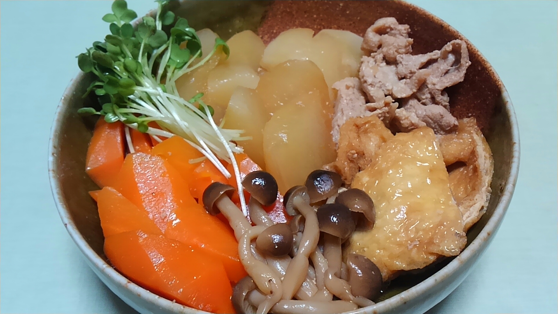 豚肉と大根と人参と油揚げとしめじの煮物＊