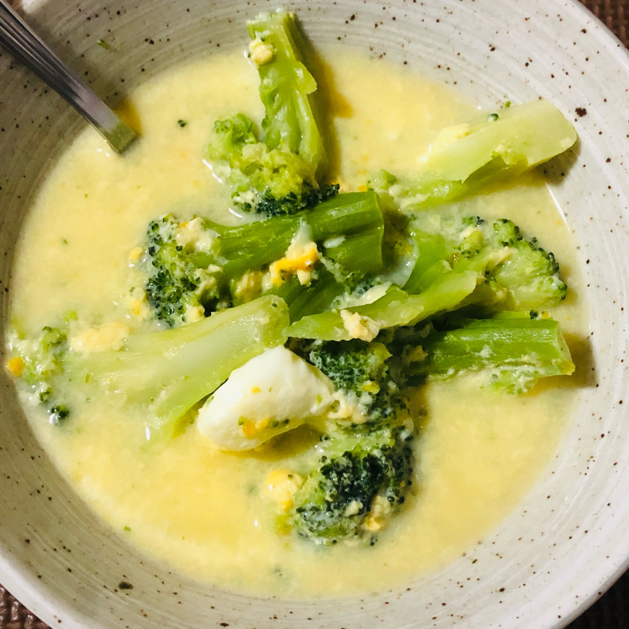 ブロッコリーと卵の簡単スープ