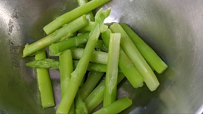 少量の水でアスパラの塩茹で