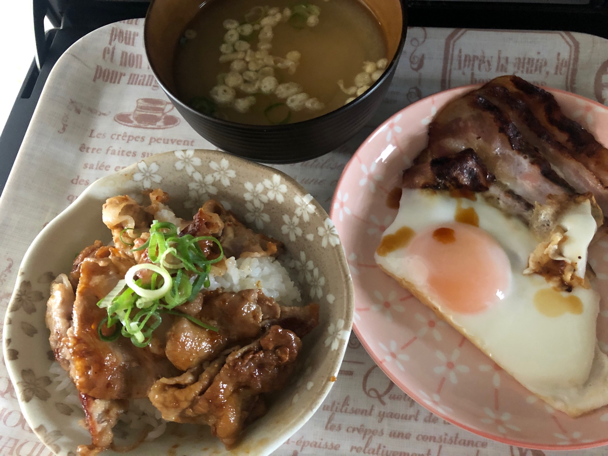 ある日の昼食(豚照り焼き丼.ベーコンエッグ.味噌汁