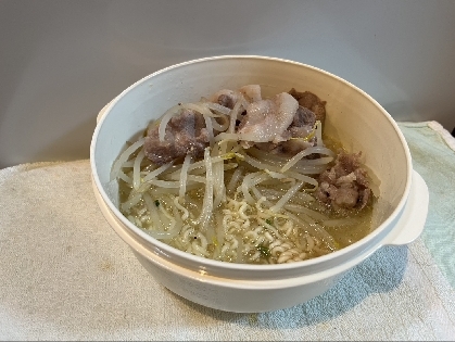 サッポロ一番塩ラーメンで作る豚肉ともやしラーメン