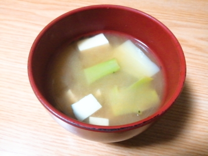 豆腐とじゃが芋とブロッコリーの茎の味噌汁