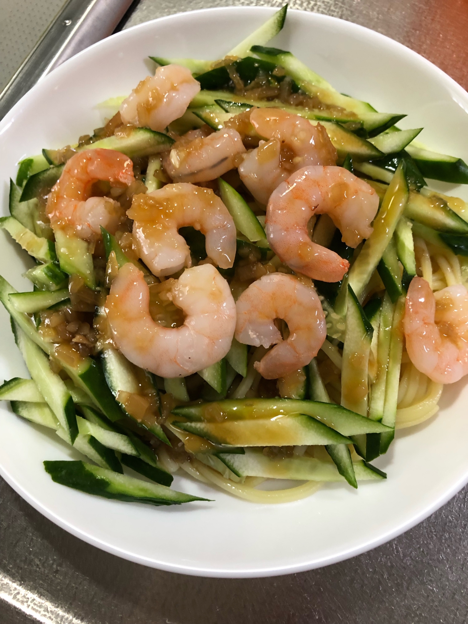 焼きそば麺でキュウリとゆでエビの冷し中華