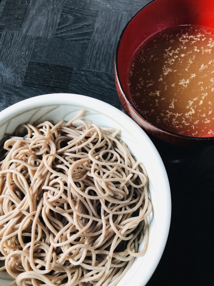 レシピを参考にして作ってみました。簡単にできてつけ麺風の蕎麦も食べやすくて良いですね。生姜とごま油の風味が効いていて美味しくいただけました。