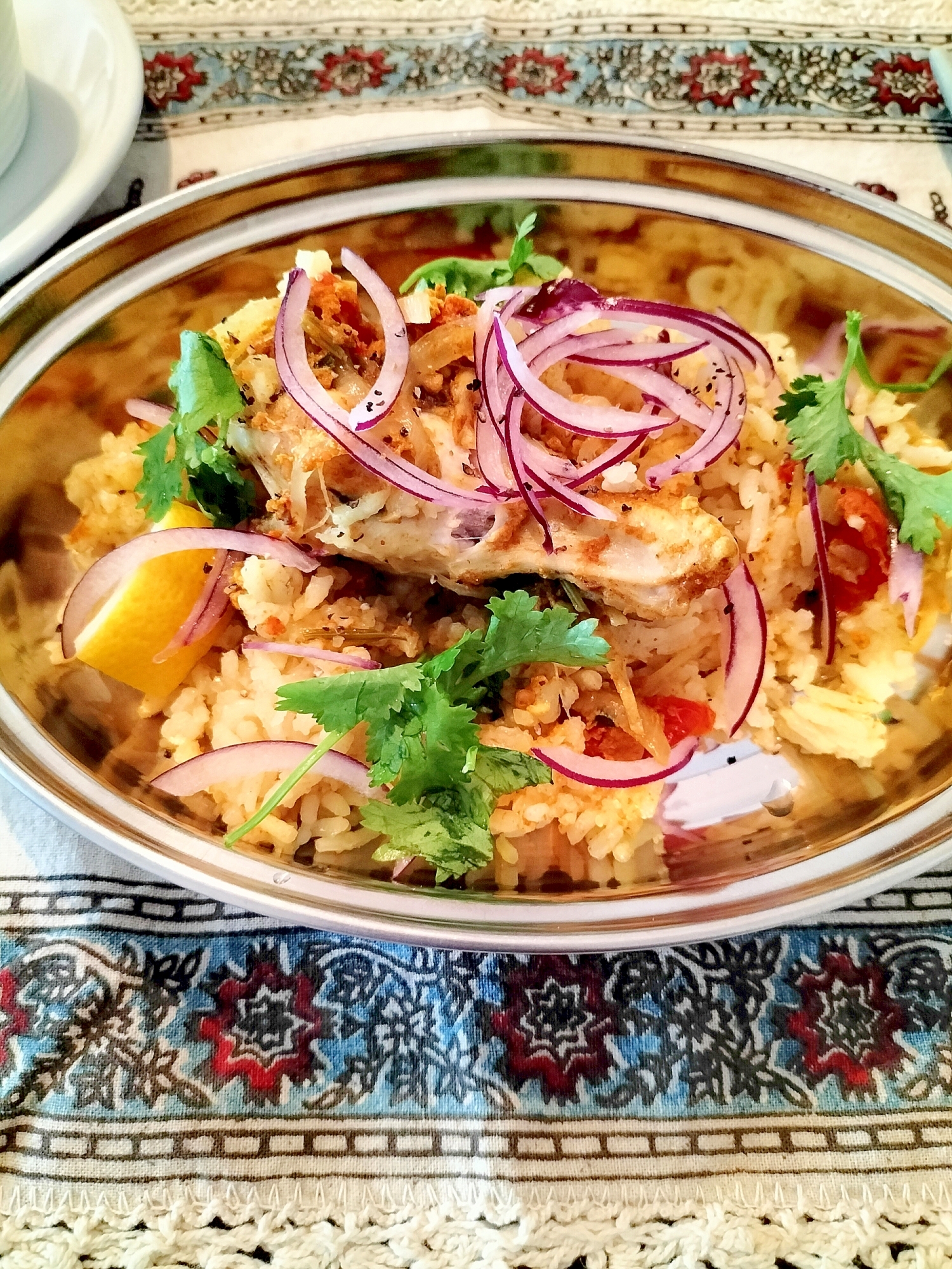 パクチーやレモンが入ったビリヤニ