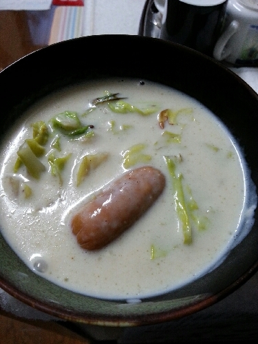 蜂蜜で濃厚＊ウインナーと春キャベツのクリームスープ