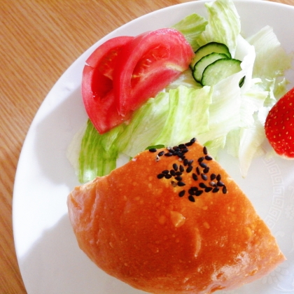 パンと家にある野菜でサラダ、美味しく頂きました(*^-^*)