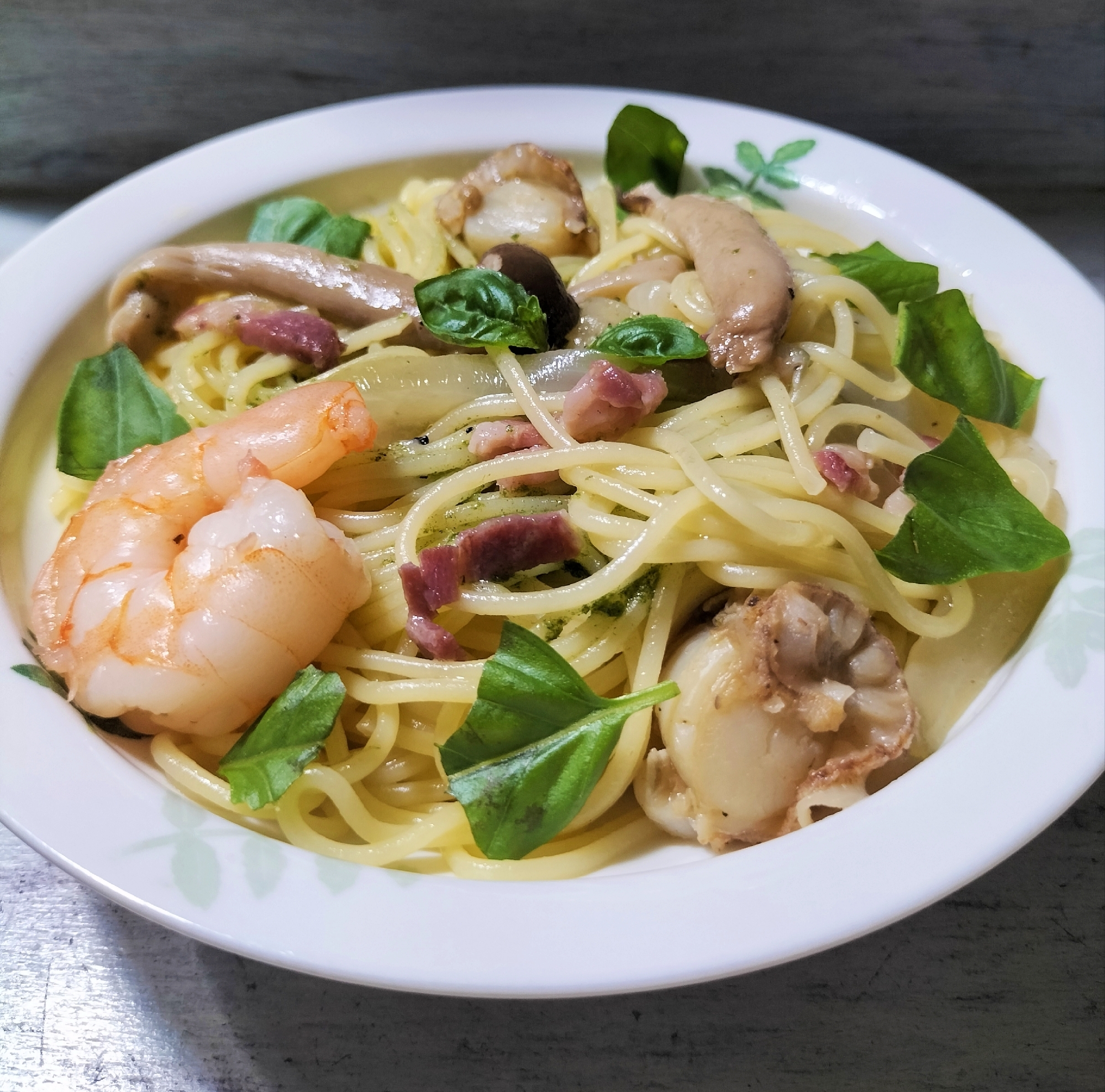 海の幸とベーコンのバジルソースパスタ