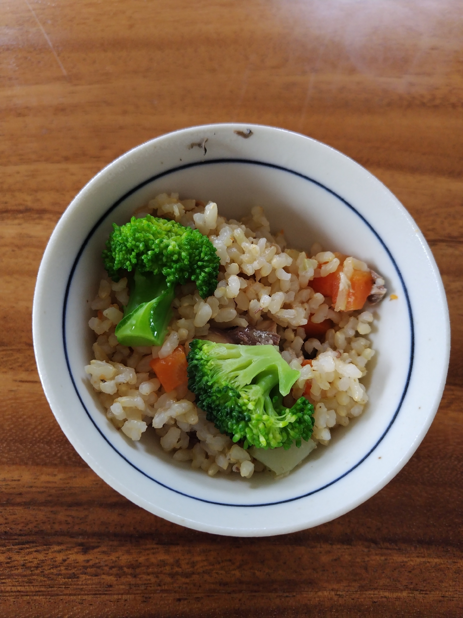 玄米で植物繊維タップリ！サバ缶で味付け