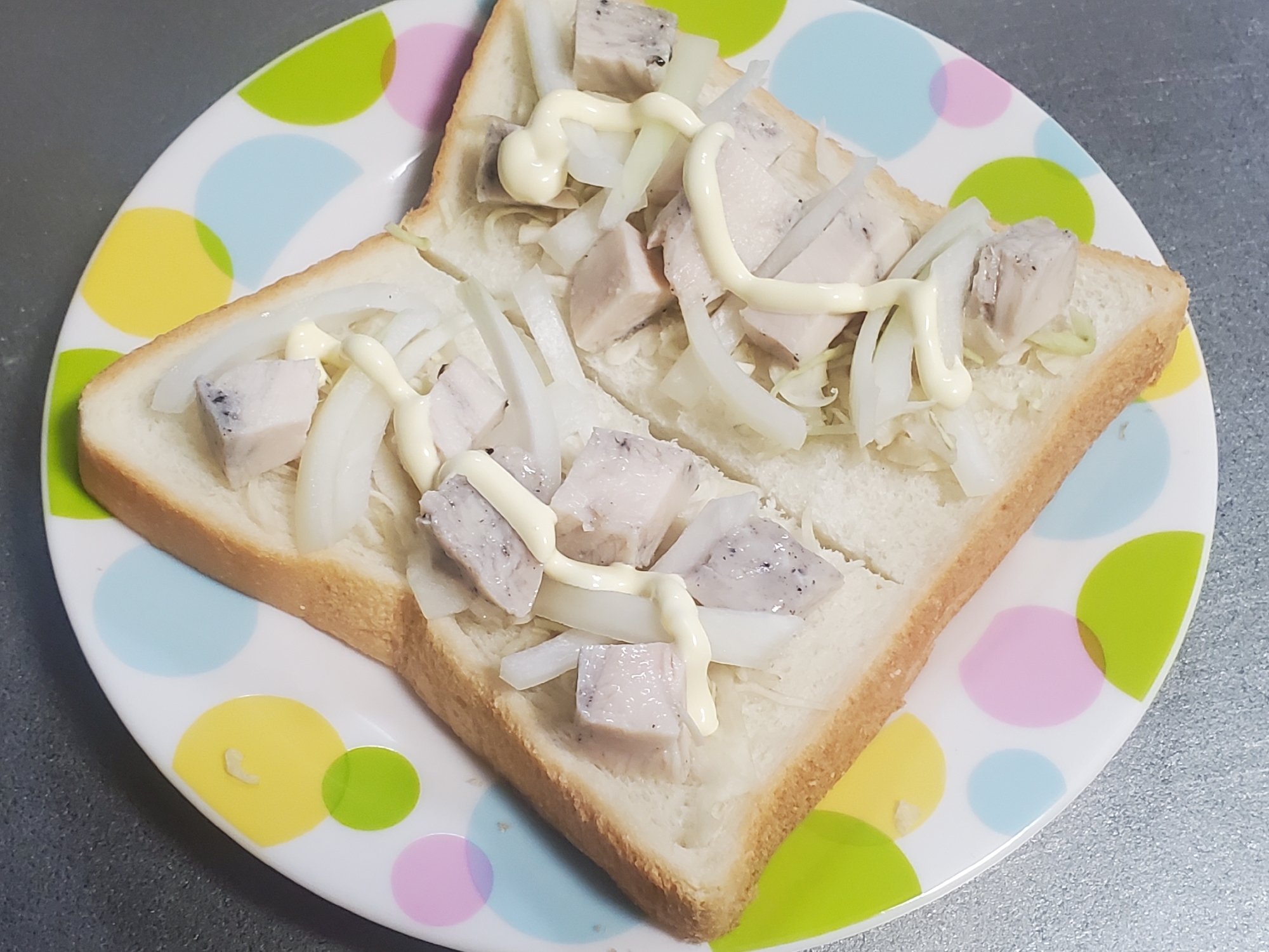 サラダチキンと玉ねぎのマヨネーズトースト