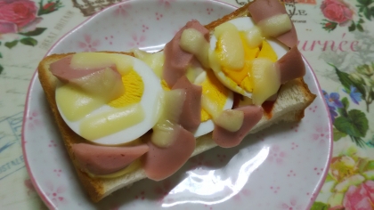 ゆで卵と魚肉ソーセージのチーズトースト