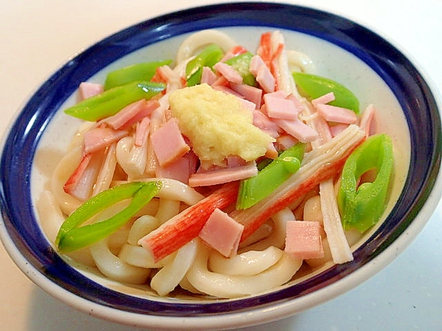 生姜香る　かにかまとエンドウとハムのさっぱりうどん