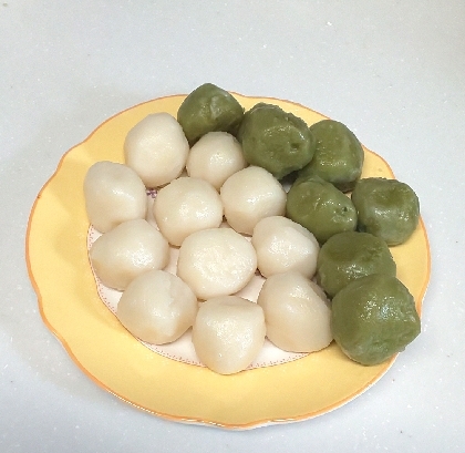 お月見に間に合わなかったけど、お彼岸なのでお団子たくさん作りました☘️抹茶味も作ってみたよ～♥️つまみ食いしたらおいしかったです♫
ありがとうです☺️