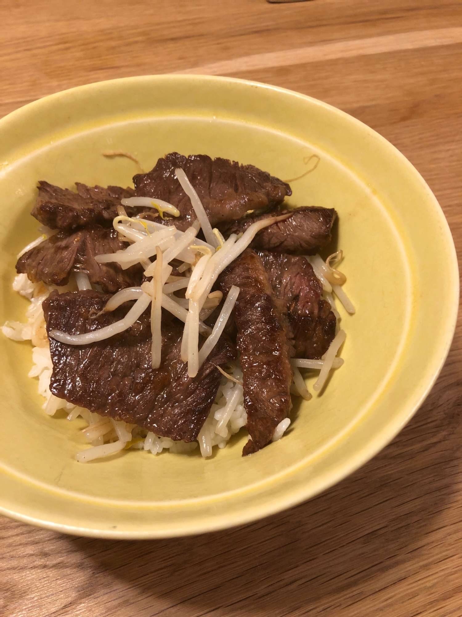 玉ねぎソースのステーキ丼☆もやし添え