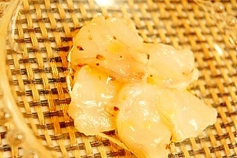 シャンパンに日本酒に、フグの昆布〆風カルパッチョ