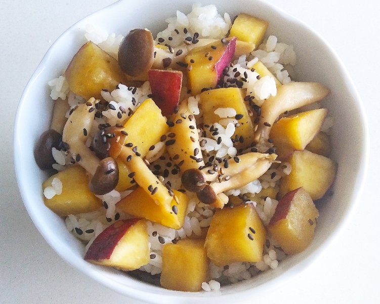 白ご飯に後混ぜ！簡単さつまいもときのこの混ぜご飯