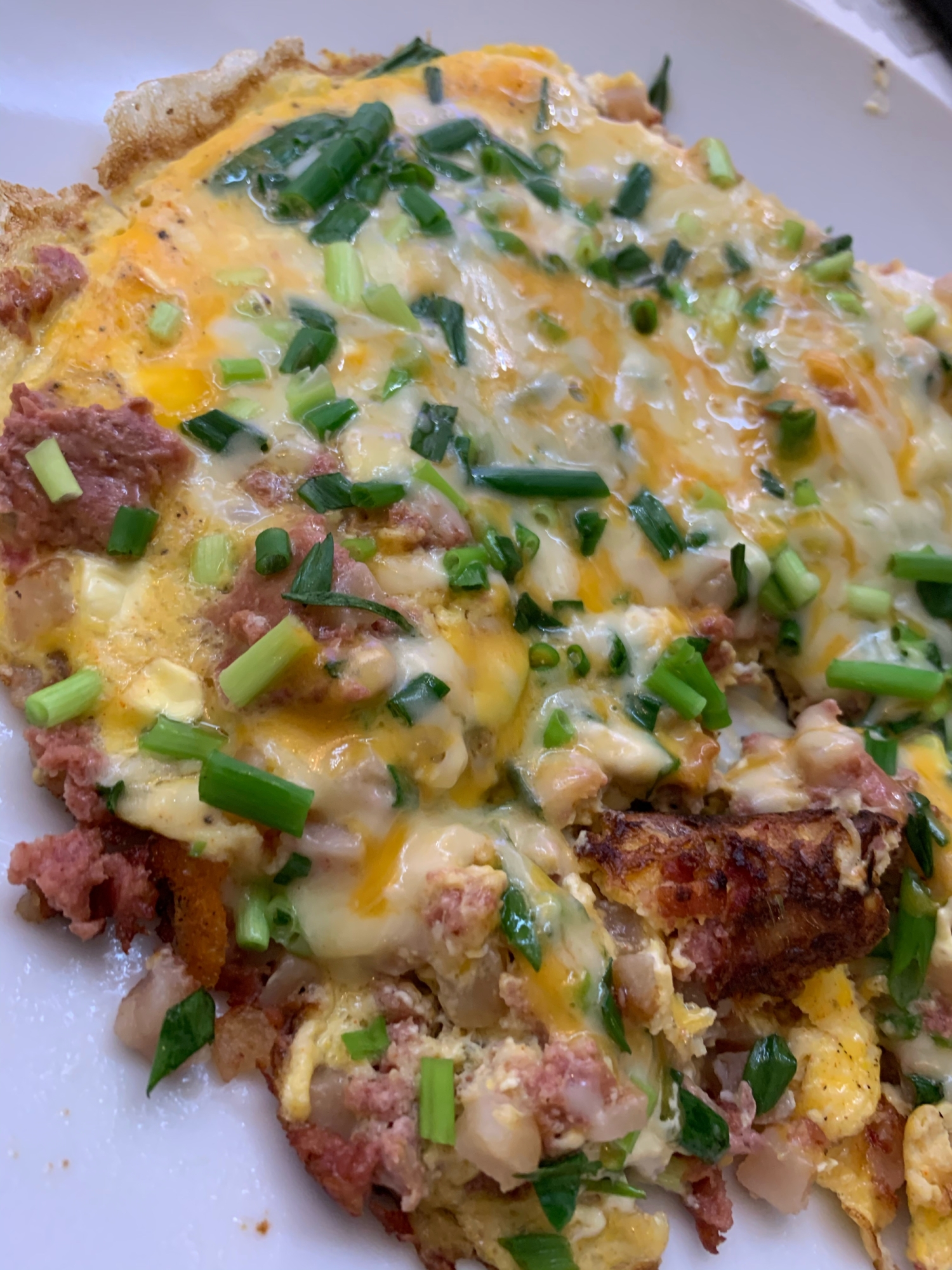 コンビーフハッシュと卵のチーズオムレツ
