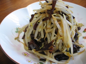 花柄の皿に盛り付けられた生きくらげともやしのナムル