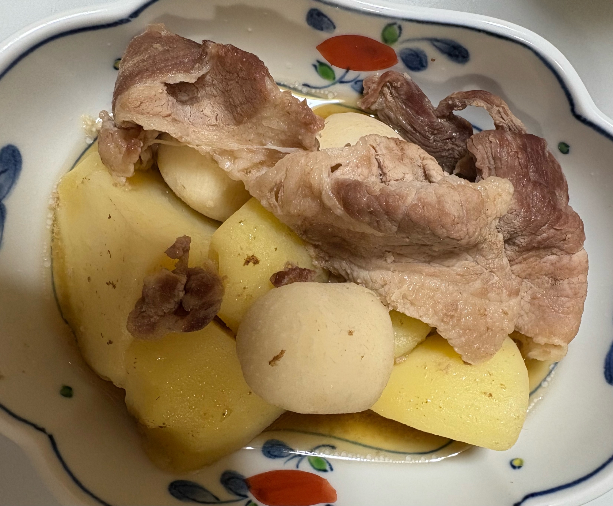 さといもとじゃがいもとお肉の煮物