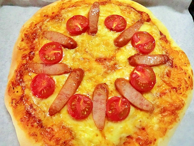 ソーセージとトマトのピザ