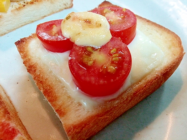 大蒜香る　チーズとアイコのミニトースト