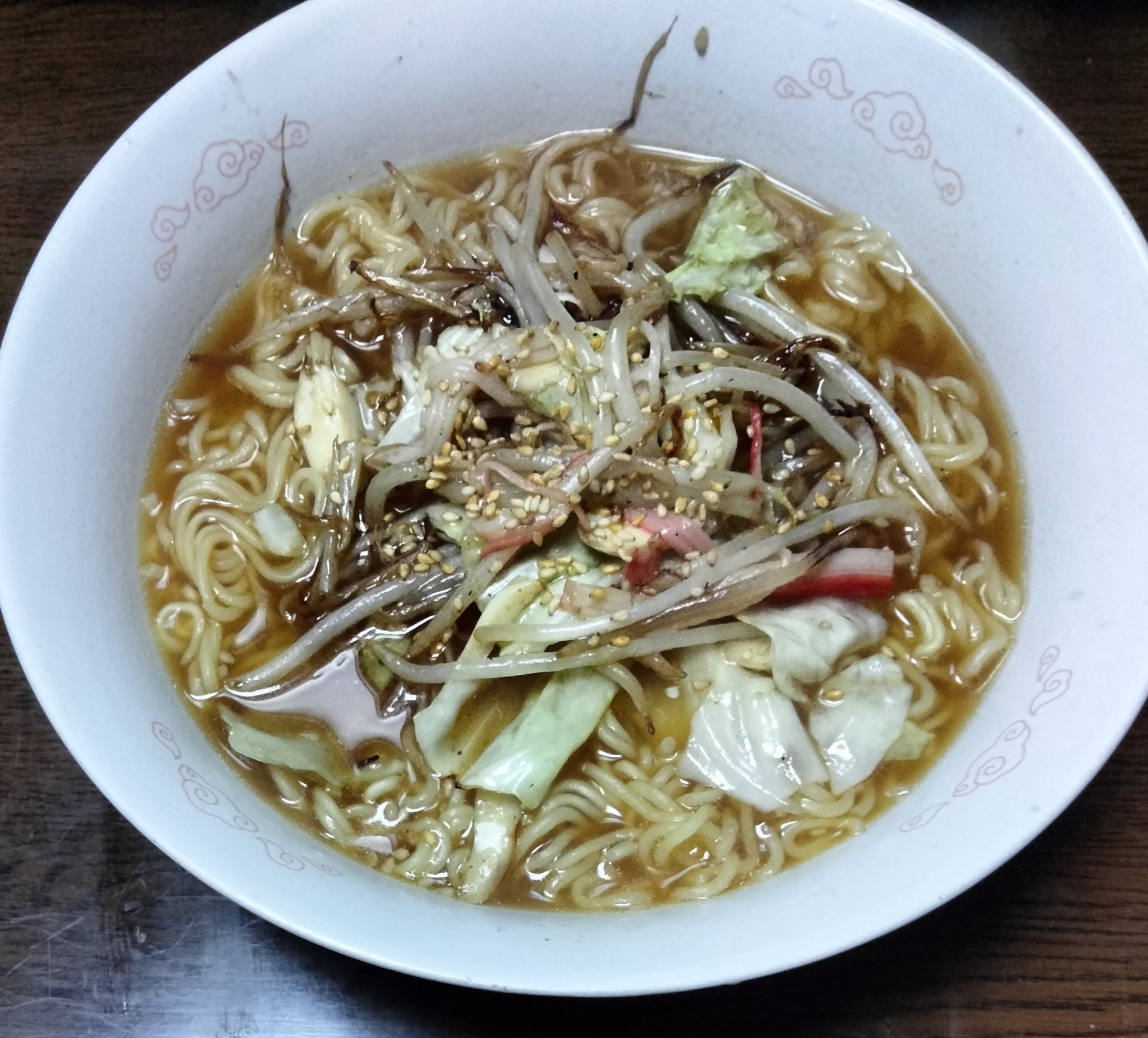 出前一丁 炒めたキャベツもやしカニカマのせて