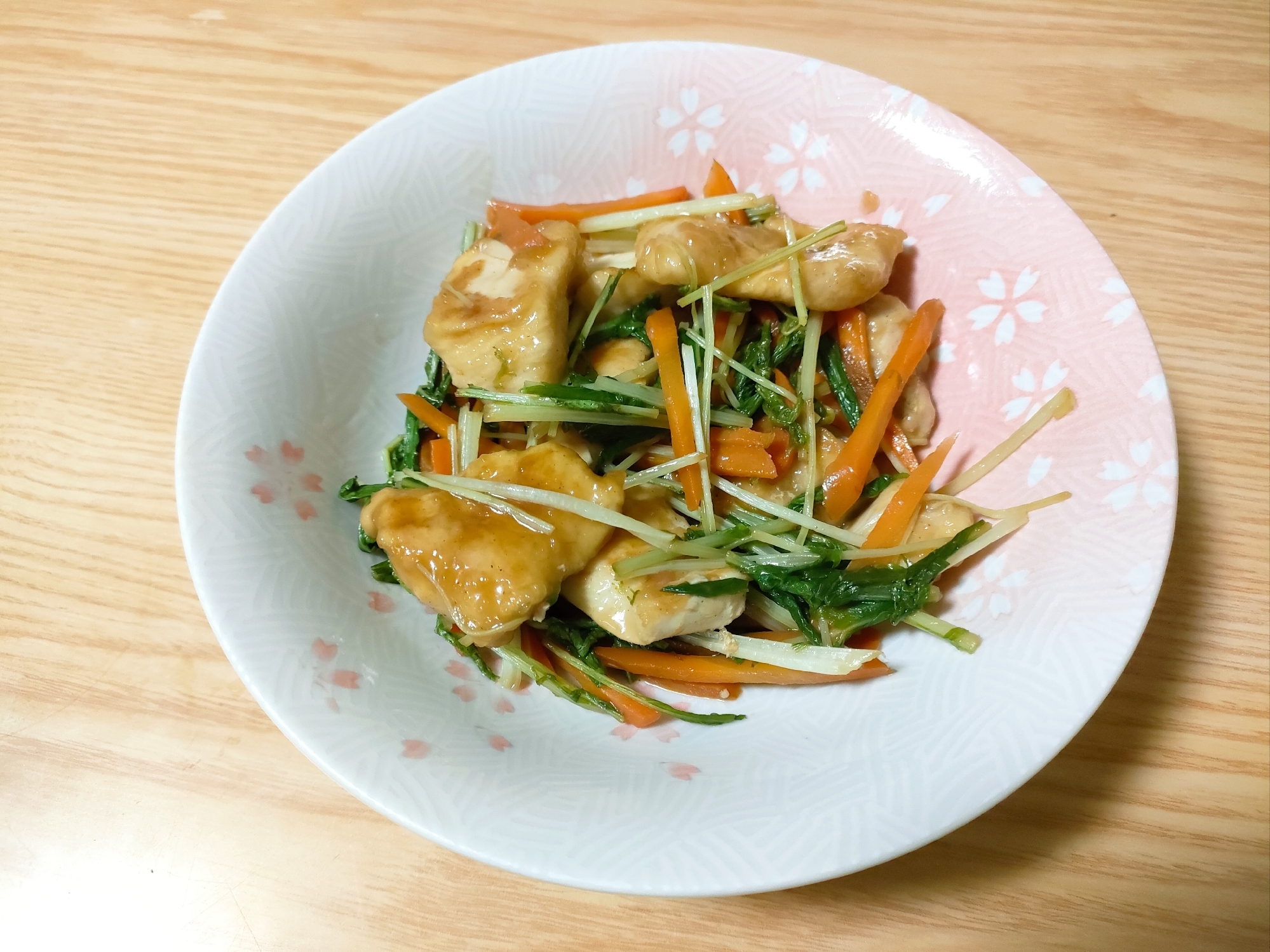 鶏肉と水菜と人参のオイスターソース炒め