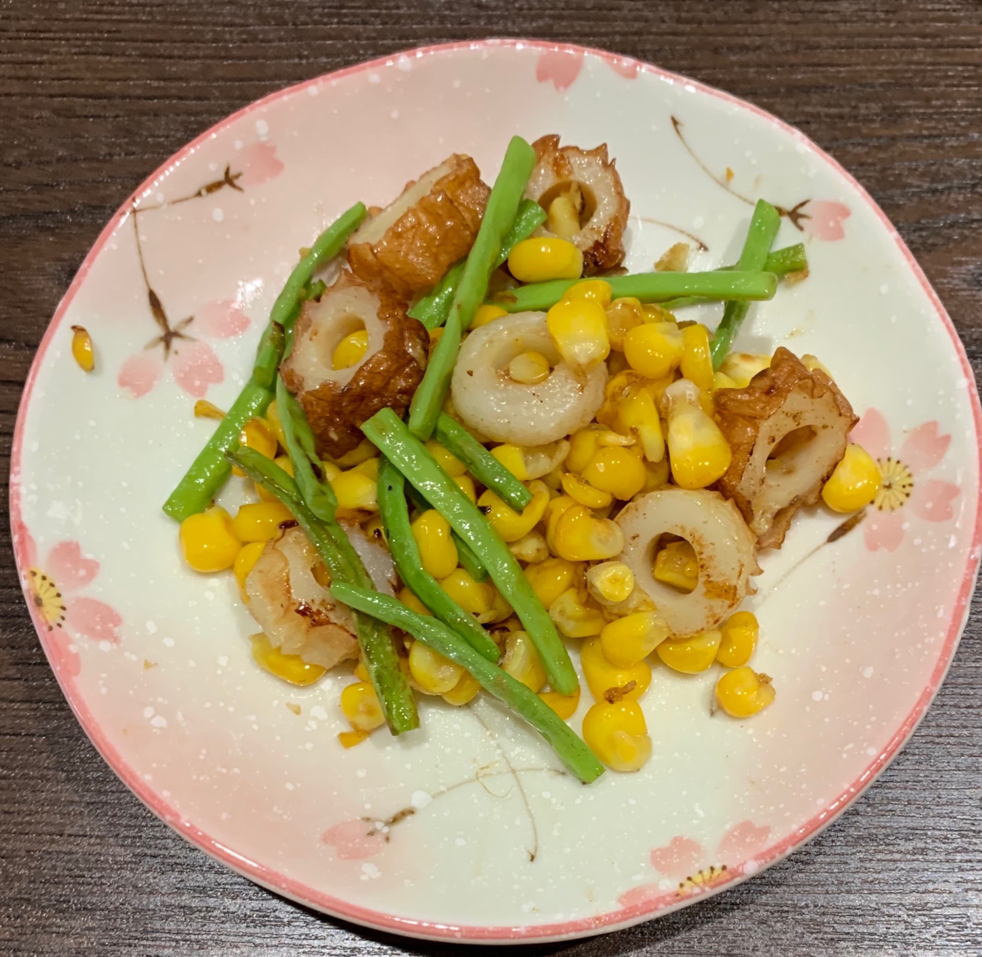 付け合せに!十六ささげとちくわとコーンのバター炒め