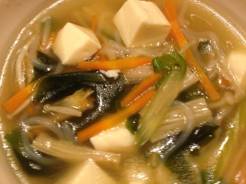 たっぷりえのきと野菜と豆腐のしょうがスープ