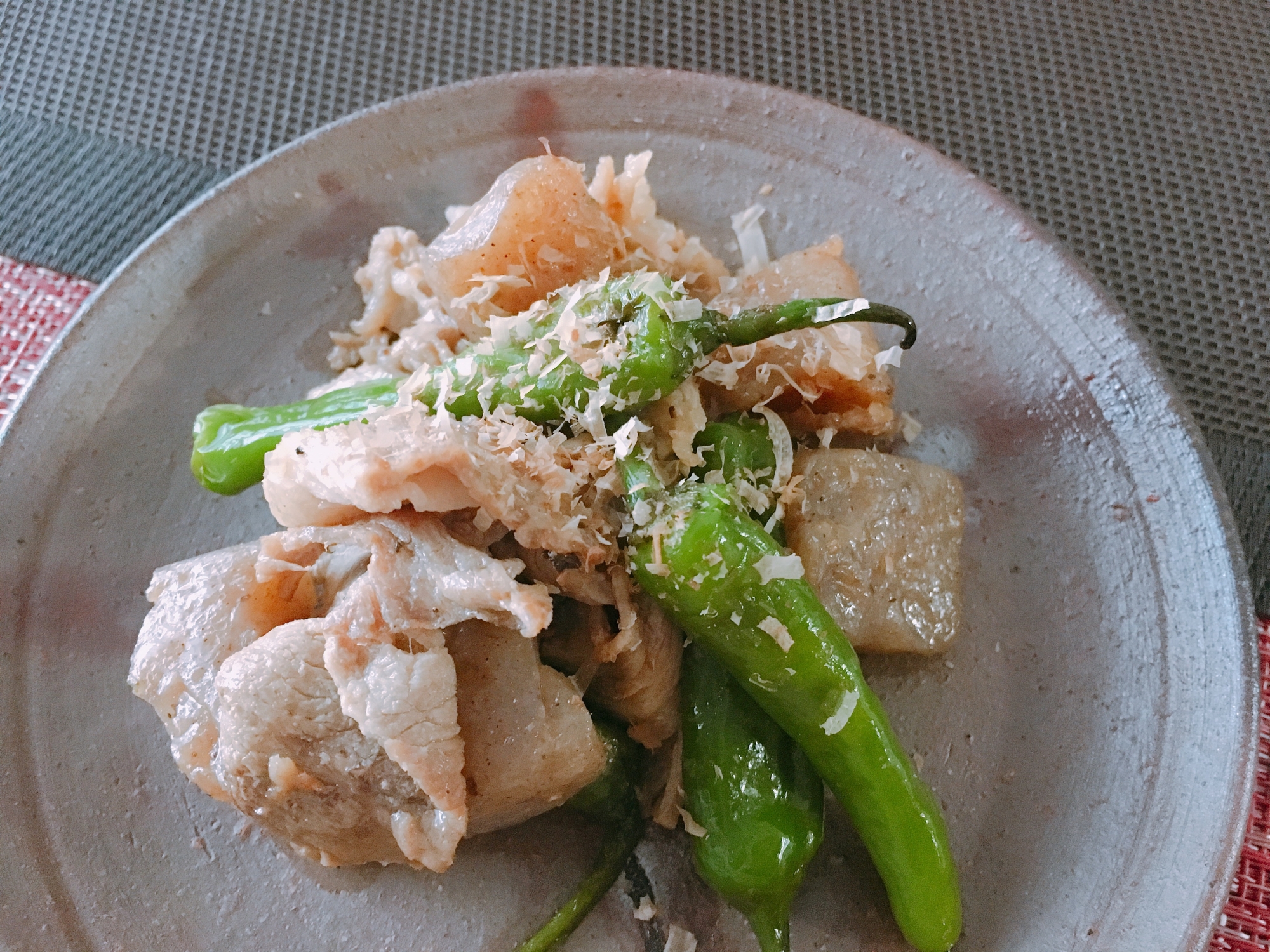 豚肉☆こんにゃく☆ししとうのバター醤油炒め