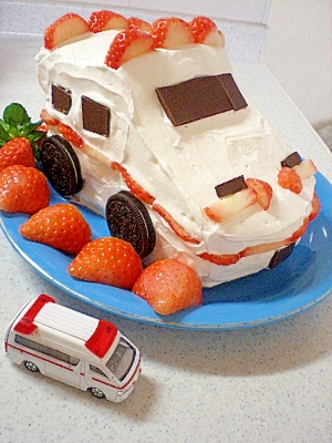 サプライズ(๑￫ܫ￩)↑　救急車ケーキ