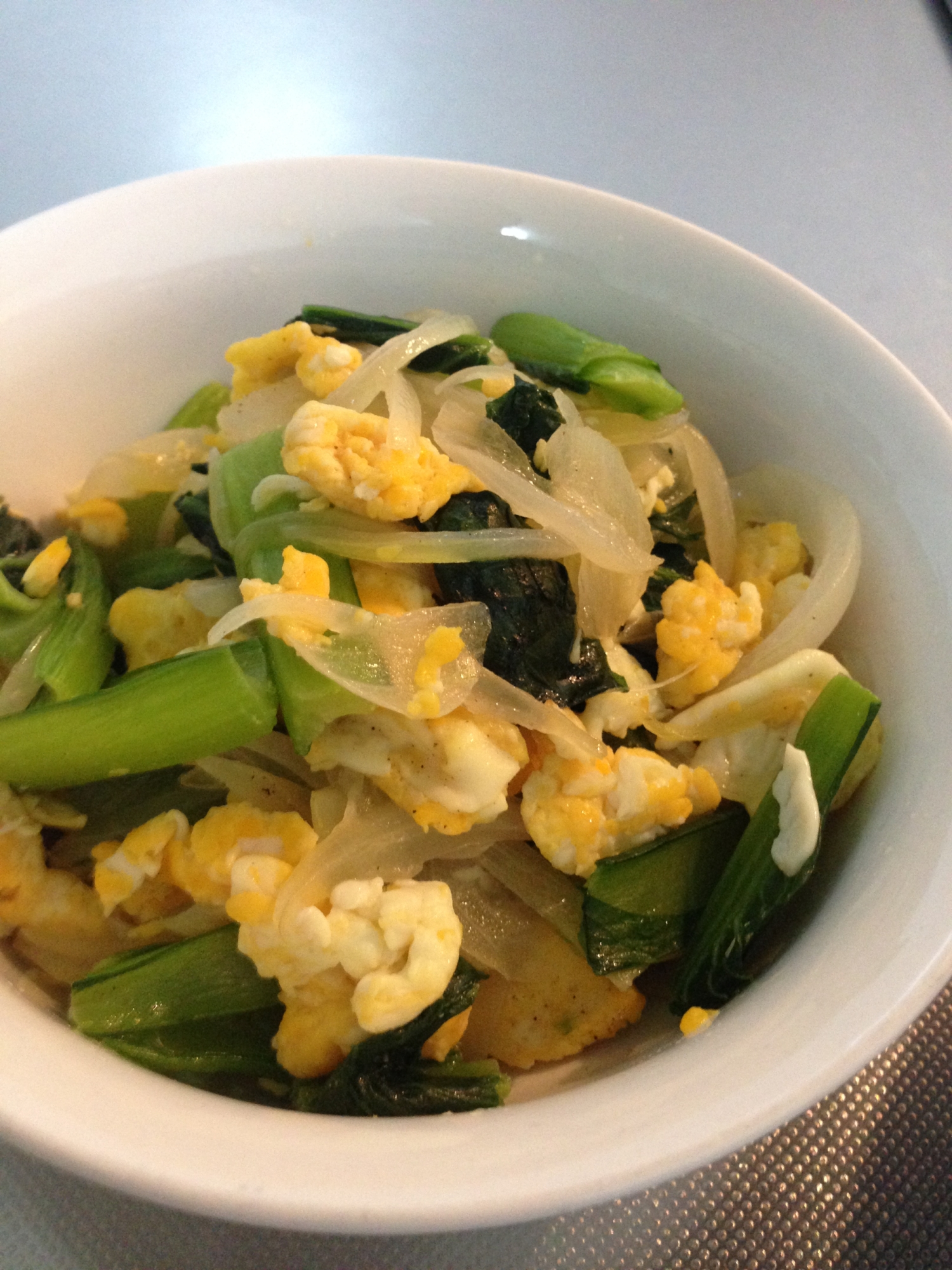 小松菜と玉ねぎと卵の炒め物