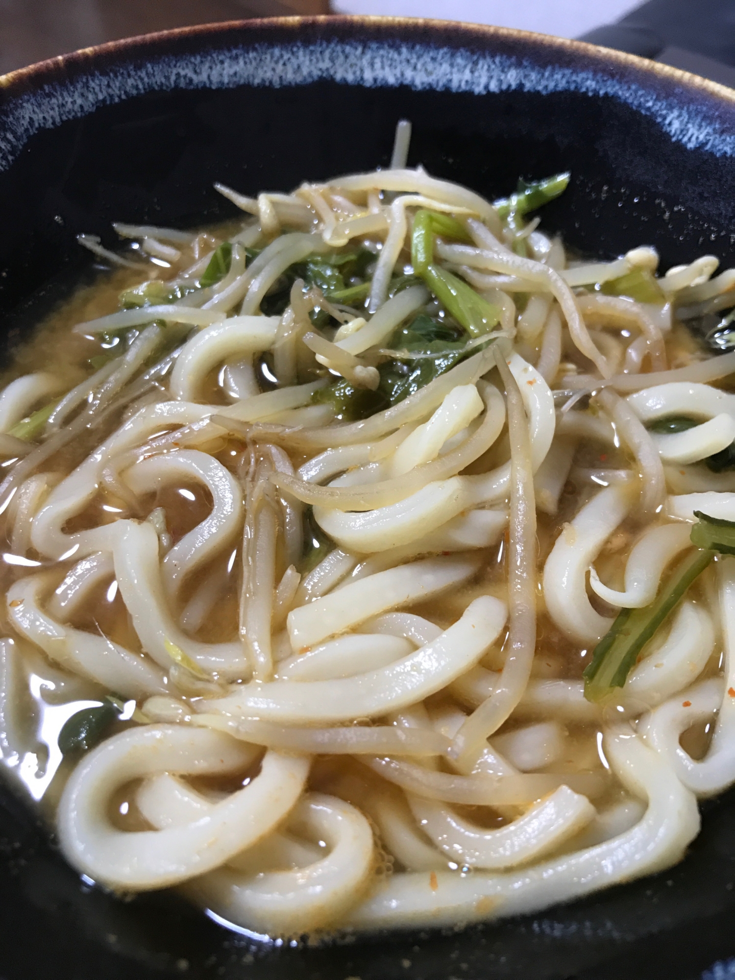 もやし、小松菜、味噌煮込みうどん