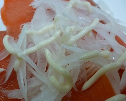 簡単、スモークサーモン海苔新玉葱丼