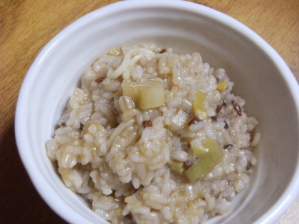 ご飯炊いて、おじやに突入（笑）。上の方と中央左に、小さく麺が見える（笑）。すっごく美味しかったです↑↑↑感激したので、わざわざどうよ？と思ったけど、つくレポ♪