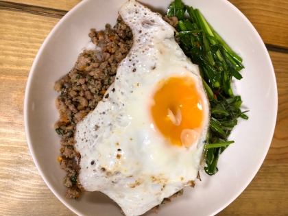 ほうれん草はニラで代用して、ひき肉には子どもが少しでも野菜をとれるように、にんじん・小松菜・玉ねぎのみじん切りを入れました。子どもも大人もおいしく食べれました。