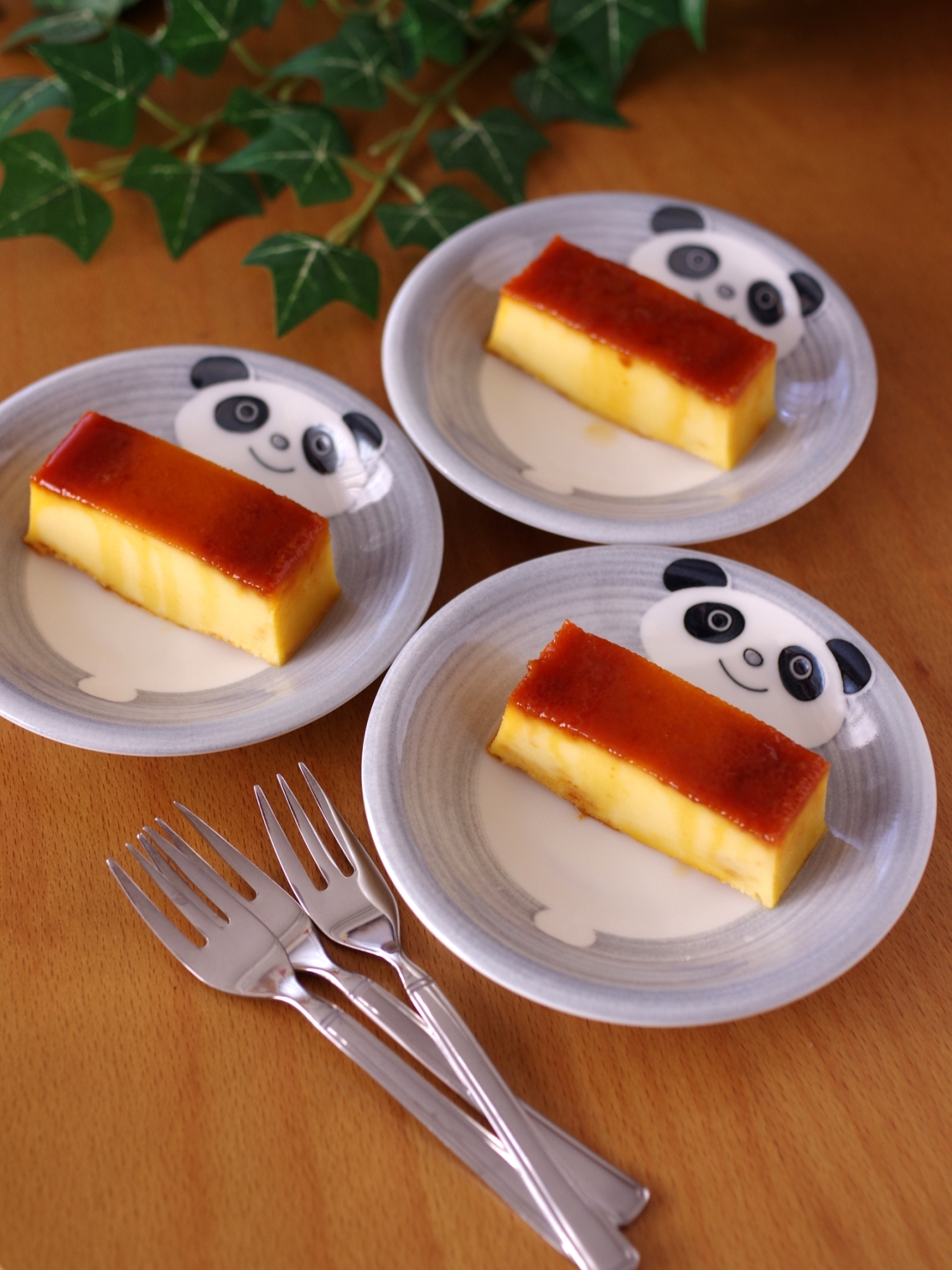 パンダ柄のプレートにのせたココナッツミルクのプリンケーキ