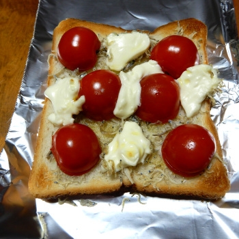 トマトとちりめんじゃこのチーズトースト