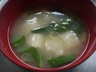 お豆腐を切らしても麩があると安心で小松菜との相性も良く手軽に作れて美味しかったです。お味噌は我が家で作ったのを利用してます。